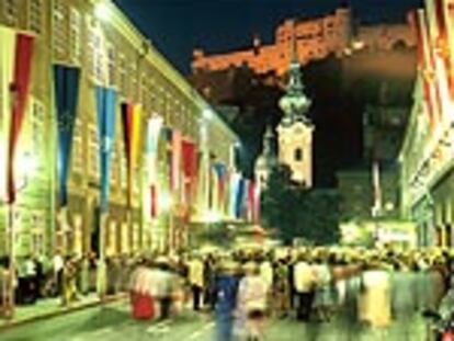 Ambiente de estreno en la calle Hofstallgasse de Salzburgo, donde se encuentra la sala principal del festival que se celebra en la ciudad austriaca, este año, del 27 de julio al 31 de agosto.