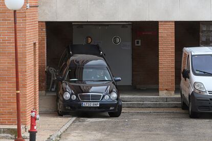 Un coche fúnebre, en la residencia de mayores de Francisco de Vitoria de Alcalá de Henares el pasado mes de abril.