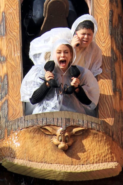 La actriz Sofia Vergara, seguida de Rico Rodríguez, durante la grabación de un capítulo de su serie 'Modern Family' en un parque de atracciones en Los Ángeles en 212.