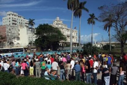 Cientos de cubanos hacen cola frente al Consulado General de España en La Habana en 2008.
