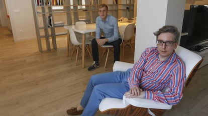 Manuel Ródenas (derecha) y el escritor francés Édouard Louis, en el hogar para víctimas de la homofobia abierto en Madrid.