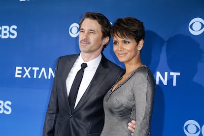 Los actores Olivier Martinez y Halle Berry en una alfombra roja en Los Ángeles en junio de 2014, cuando aún eran marido y mujer.