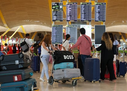 Varias personas en el Aeropuerto Adolfo Suárez Madrid-Barajas, a 2 de agosto de 2024, en Madrid (España).