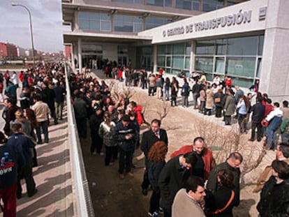 Decenas de voluntarios haciendo cola ante el centro de transfusiones de Valdebernardo, en Madrid, para donar sangre.