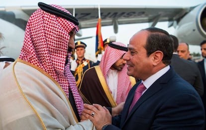 El príncipe heredero de Arabia Saudí, Mohammed bin Salmán, es recibido por el presidente egipcio, Abdel Fattah al-Sisi, este domingo en El Cairo.