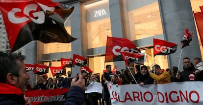 Imagen de archivo del pasado 24 de noviembre de una protesta de CGT a las puertas de la tienda de Zara en Plaza España, Madrid.