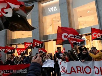 Imagen de archivo del pasado 24 de noviembre de una protesta de CGT a las puertas de la tienda de Zara en Plaza España, Madrid.