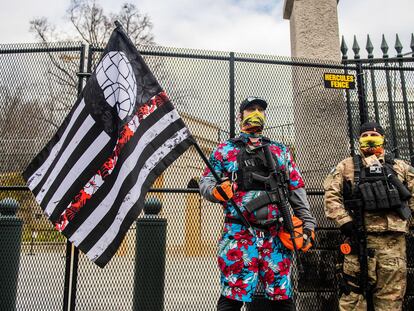 Miembros del Movimiento Boogaloo asisten a una manifestación ante el Capitolio de Virginia, el 18 de enero.