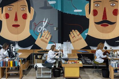 Las instalaciones de la fábrica de Sancal en Yecla (Murcia) han sido intervenidas por varios artistas. A la izquierda, el gran mural creado por Agostino Iacurci para la zona de corte y confección.