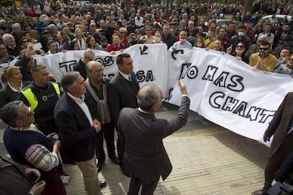 El alcalde de M&aacute;laga, Francisco de la Torre, se dirige a los vecinos concentrados contra la huelga de basura.