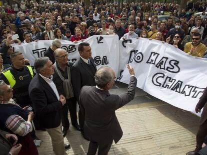 El alcalde de M&aacute;laga, Francisco de la Torre, se dirige a los vecinos concentrados contra la huelga de basura.