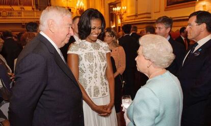 Michelle Obama y el Embajador de EE UU en Reino Unido charlan con la reina Isabel II de Inglaterra.