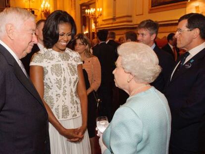 Michelle Obama y el Embajador de EE UU en Reino Unido charlan con la reina Isabel II de Inglaterra.