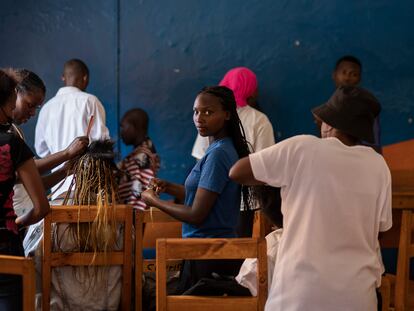Taller de peluquería en el Centro de Jóvenes de Kimisagara, en una barriada de Kigali.