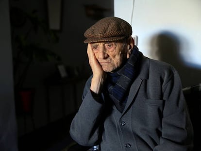 Un anciano de 112 años de edad es retratado en su casa.