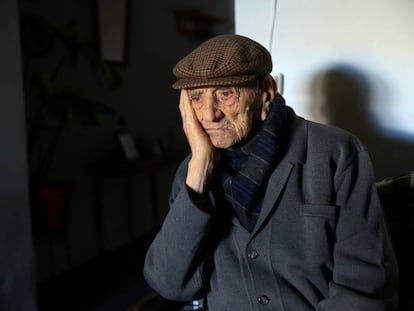 Un anciano de 112 a&ntilde;os de edad es retratado en su casa.  
 
 