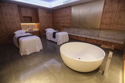 La cabina doble para realizar tratamientos corporales en el spa del hotel Four Seasons de Madrid.