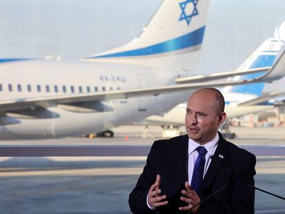 El primer ministro israelí, Naftali Bennett, este martes en el aeropuerto de Tel Aviv.