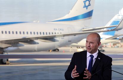 El primer ministro israelí, Naftali Bennett, este martes en el aeropuerto de Tel Aviv.