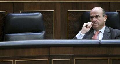 El ministro de Economía, Luis de Guindos, en el pleno del Congreso de los Diputados.
