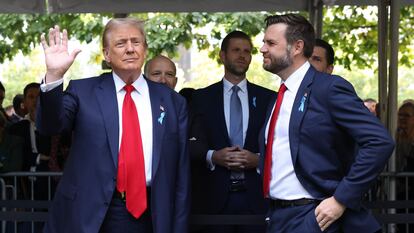 El candidato a la presidencia, Donald Trump (izquierda) y el candidato a la vicepresidencia, JD Vance, R-Ohio, asisten a la ceremonia del Memorial del 9/11, el miércoles 11 de septiembre de 2024, en Nueva York.