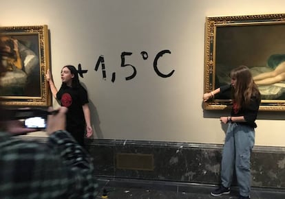 La pintada realizada por dos activistas ecologistas entre 'Las majas' de Goya, el sábado en el Museo del Prado, en una imagen difundida por Futuro Vegetal.