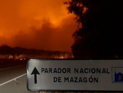Unos vecinos graban su huida nocturna del incendio cuando se aproxima a su casa en Mazagón
