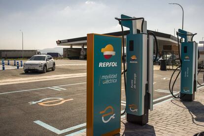 Puntos de recarga eléctrica en una gasolinera de Repsol.