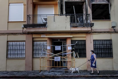 Fachada del edificio donde 10 personas resultaron heridas en el incendio de una vivienda en Xirivella.