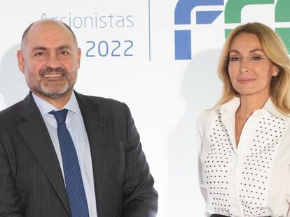 El consejero delegado de FCC, Pablo Colio, junto a la presidenta Esther Alcocer.