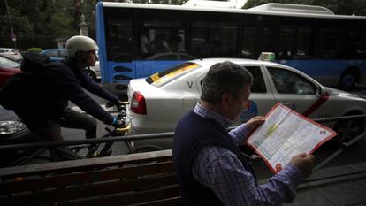 El Ayuntamiento de Madrid, gobernado por Ana Botella (PP), ha diseñado un Plan de Movilidad con el que quiere desterrar progresivamente el uso del coche del centro. En la imagen, tráfico en la calle Alcalá.