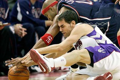 Calderón lucha por el balón con Vince Carter, de los Nets.