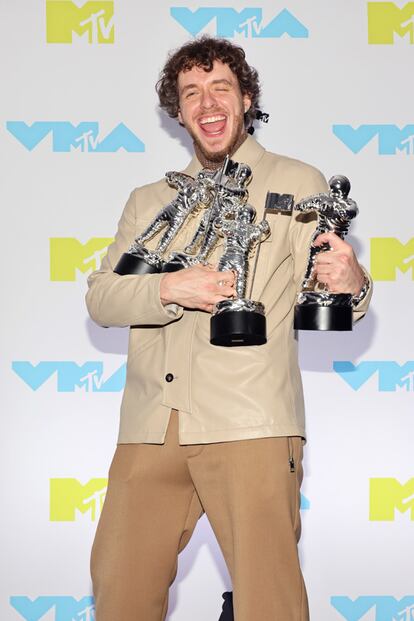 Jack Harlow, uno de los grandes triunfadores, posando con los cuatro galardones que han reconocido su trabajo.