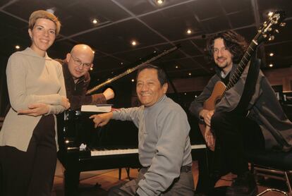 La banda de pop Presuntos Implicados con Armando Manzanero en abril del 2006.