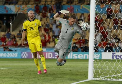 El portero sueco, Robin Olsen, observa como el balón se marcha junto al poste tras una ocasión de la Selección española.