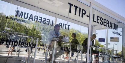 Sala frente a la Puerta de Brandemburgo, en Berl&iacute;n, para leer los documentos sobre el TTIP filtrados por Greenpeace.