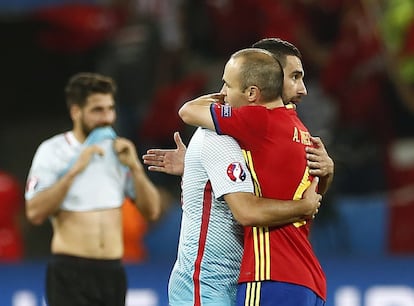 Iniesta se abraza a Turan, compañero en el Barça, tras derrotar a Turquía.