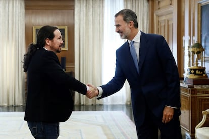 El rey Felipe VI recibe en audiencia al líder de Unidas Podemos Pablo Iglesias, en la segunda jornada de la ronda de consultas sobre la investidura de Pedro Sánchez como presidente del Gobierno.