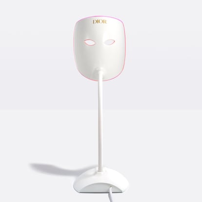 Este 'gadget' de Dior para el cuidado de la piel destaca entre los demás por diversos factores y el precio es uno de ellos: cuesta 4.000 euros. Dior ha colaborado con la empresa francesa Lucibel le Paris, experta y pionera en tecnología LED, para crear su primera máscara LED. Con un diseño que evoca el óvalo del rostro, de Olivier Lapidus, Dior Skin Light utiliza una tecnología llamada fotobiomodulación de luz roja para estimular las células de la piel y mejorar aspectos como el tono, la luminosidad, las arrugas o la densidad.