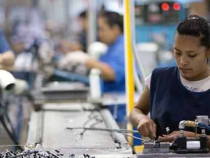 Empleados de una planta maquiladora en Ciudad Juarez