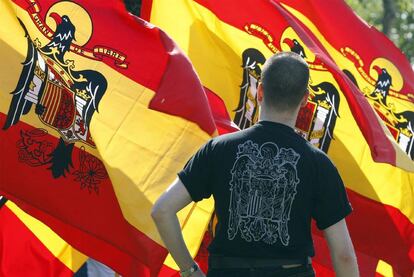 Asistente al acto convocado por la Plataforma Adelante Cataluña, celebrado el 12 de octubre de 2007, en Barcelona.