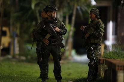 Integrantes de las Fuerzas Armadas de Colombia vigilan en la zona de una explosión en Jamundí, Colombia.