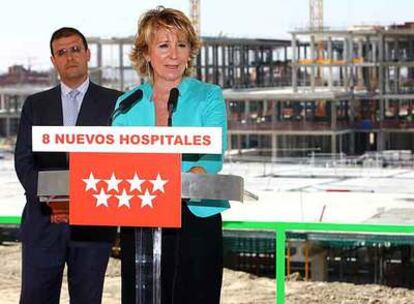 Esperanza Aguirre, durante la visita a las obras del hospital de Vallecas.