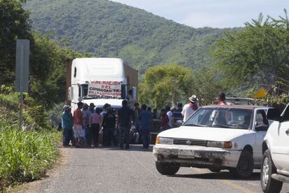 Pobladores de la comunidad nahua de Ostula bloquean la carretera Lázaro Cárdenas Manzanillo en demanda de la liberación de Cemei Verdia, comandante de la Policía comunitaria, detenido por autoridades federales.