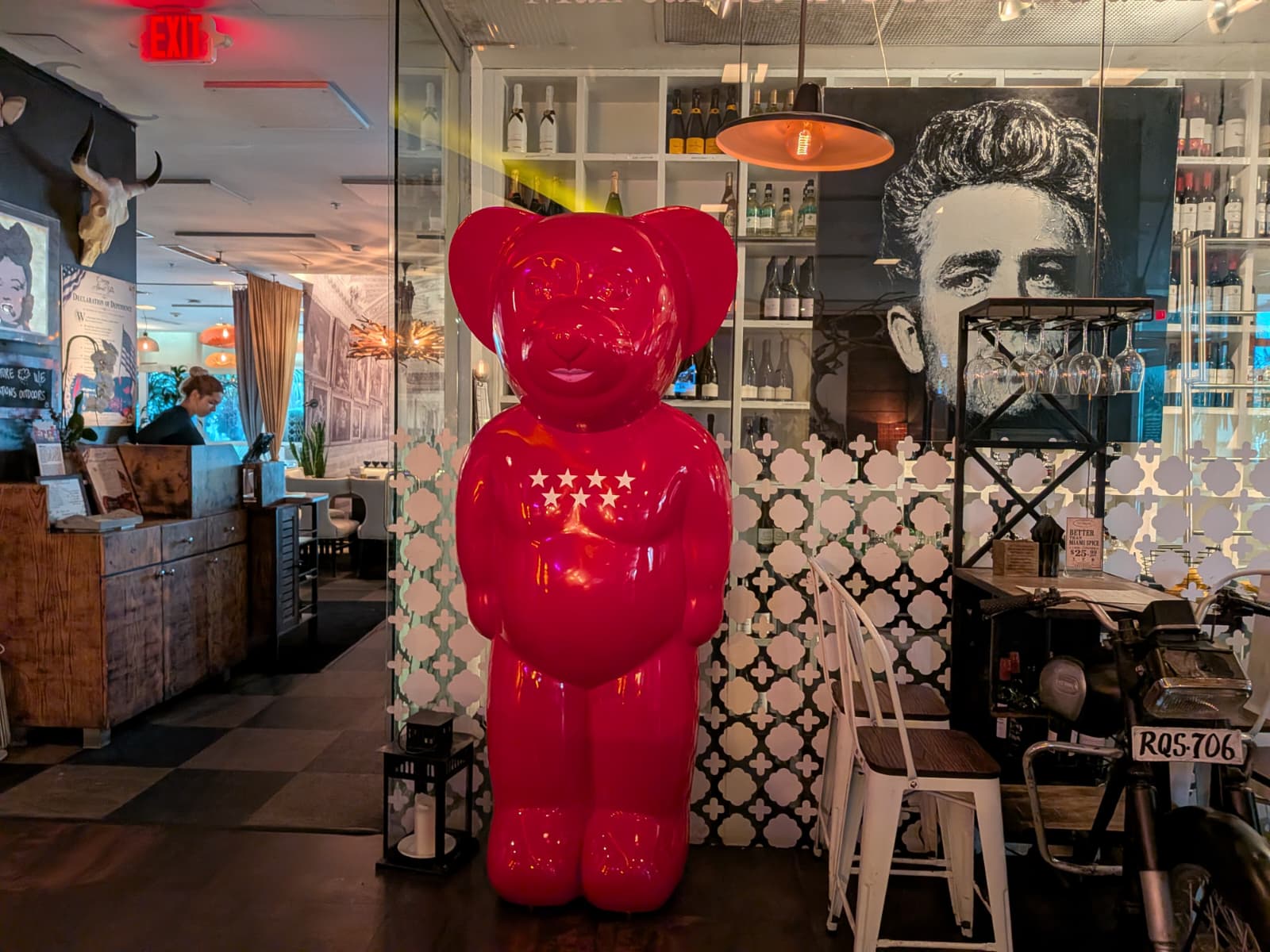 La historia de la osa que Ayuso inauguró para una rotonda en Miami y que ha acabado de adorno en un restaurante