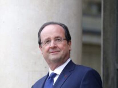 El presidente de Francia, Fran&ccedil;ois Hollande, espera la llegada de los l&iacute;deres de 24 de los 28 pa&iacute;ses de la Uni&oacute;n Europea, en el Palacio del El&iacute;seo de Par&iacute;s (Francia), ayer.