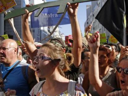 Asistentes a la marcha de protesta contra la austeridad en Lisboa. 