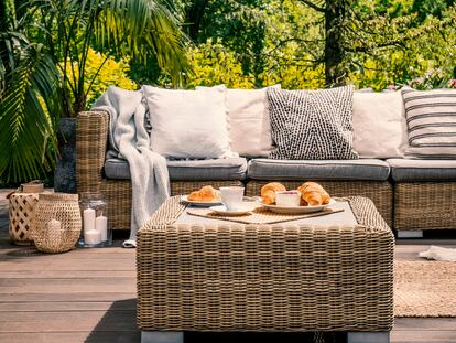 Set de muebles para el jardín compuesto con sillones y mesas que incorporan espacio de almacenamiento en el interior