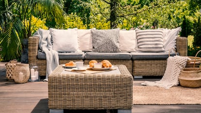 Set de muebles para el jardín compuesto con sillones y mesas que incorporan espacio de almacenamiento en el interior