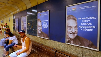 Un cartel del Gobierno húngaro con la imagen de George Soros en Budapest.